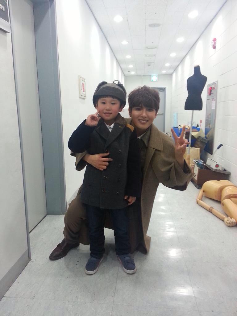 now imagine ryeowook cosplaying with his children, or just wearing matching costumes for Halloween 