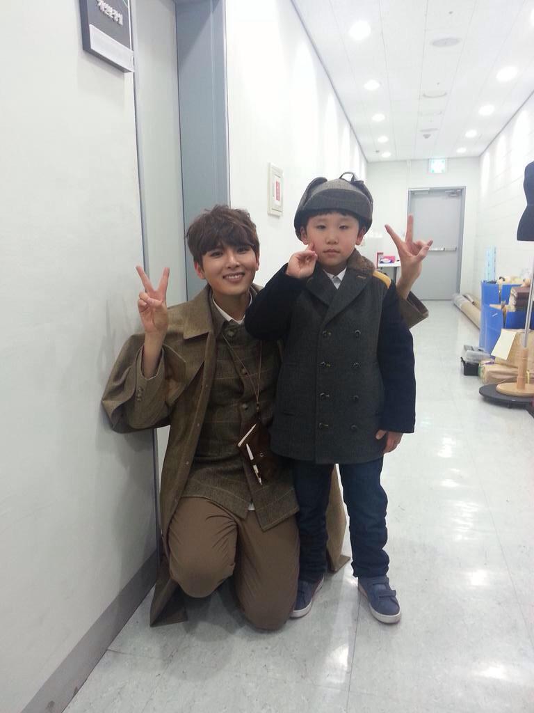 now imagine ryeowook cosplaying with his children, or just wearing matching costumes for Halloween 