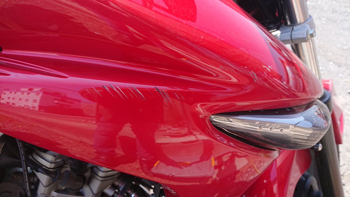 伊136 A Twitter 駐車場行ったらバイク倒れてた ᾥ 台風ですら倒せなかったgsrが自然に倒れるわけないし 隣の車がぶつけた んじゃねぇかなこれ 倒れた方向とは逆側のトップケースに側面に擦過跡あるし やっぱバイクの保管はコンテナが一番たよなぁ はぁ