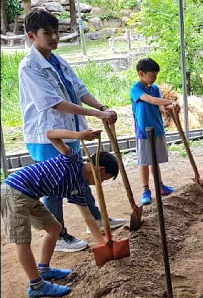 now it's after enlistment hhhimagine ryeowook with his kids to the countryside or camping in the wild. Teaching them all about life & spending time, bonding father x children.