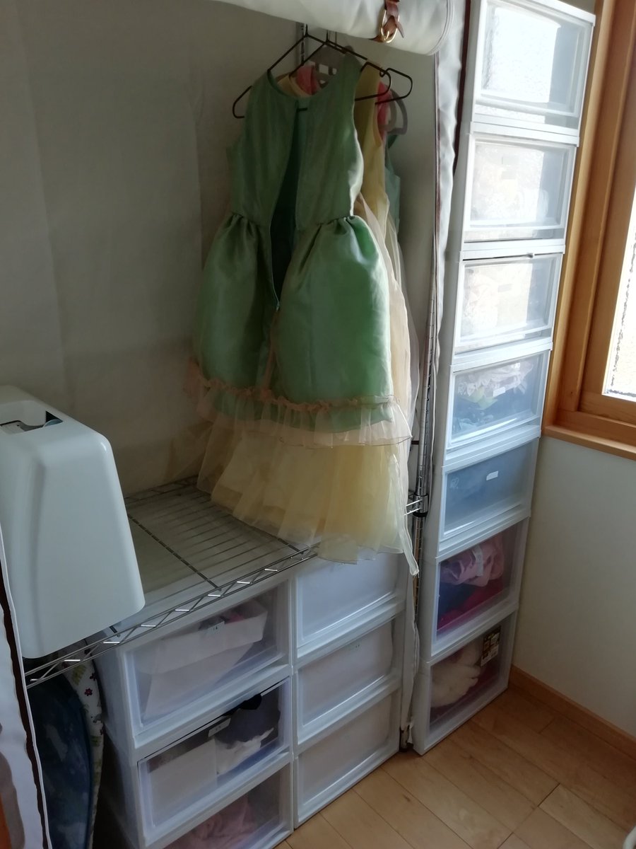 なのふな Beforeは辛くて撮れなかった 窓の下にサイズアウト服とスキーウェアと紙袋に入った謎の書類とかが1メートル積み上がってるとこを想像していただければ もともと家族全員の服収納するファミリークローゼットなのにサイズアウト服は子供部屋に なのふな Beforeは辛くて撮れなかった 窓の下にサイズアウト服とスキーウェアと紙袋に入った謎の書類とかが1メートル積み上がってるとこを想像していただければ もともと家族全員の服収納するファミリークローゼットなのにサイズアウト服は子供部屋に