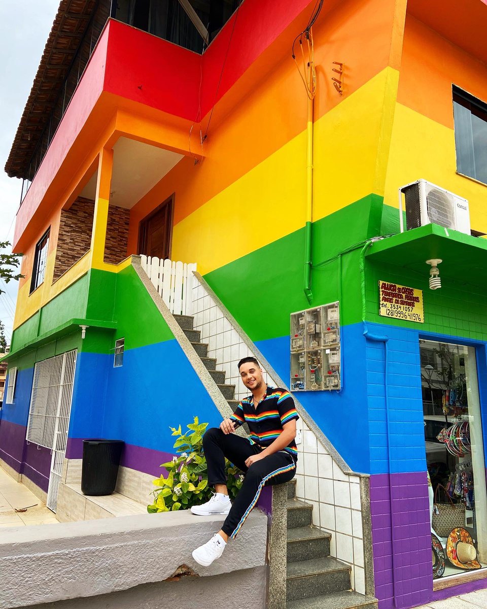 BrunoMenegueli's tweet photo. Certo dia minha mãe me disse: Bruno, precisamos pintar a casa de novo lá do centro, qual cor pintaremos dessa vez!? E eu disse brincando: pinta um monte de cor logo, faz a bandeira LGBT rsrsrs... E não é que ela fez isso mesmo!? .
Eu agradeço tanto a Deus pela família maravilhosa https://t.co/oTIXrx909U