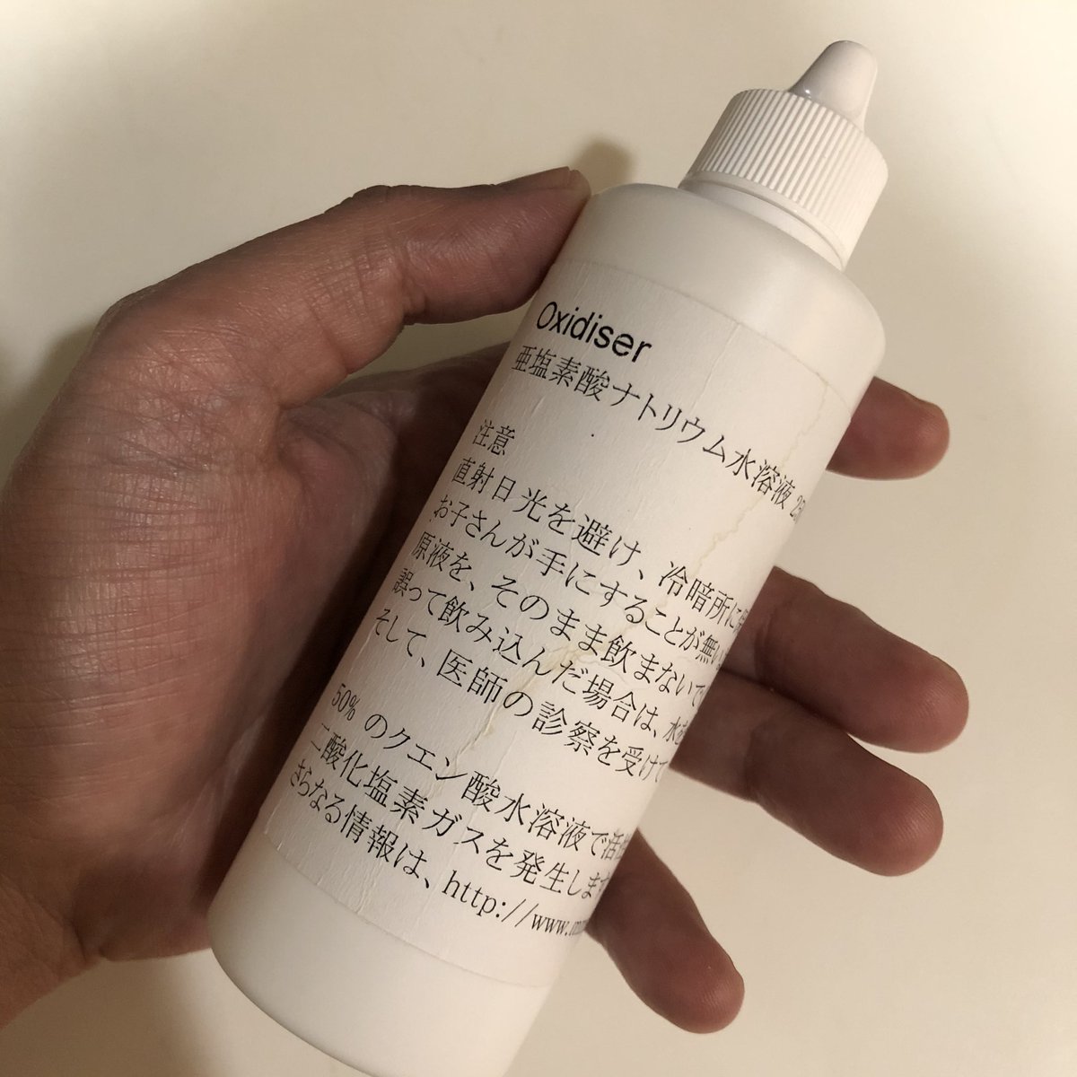 バリー ポンス N国は飲み干します どうやら 亜塩素酸ナトリウム水溶液にクエン酸を混ぜて塩素 が出っ切る前にグイッと飲んで体内に二酸化塩素ガスを回す すると 体は活性化されるのだとか と言ったトンデモ民間療法が一部で静かに広まってい