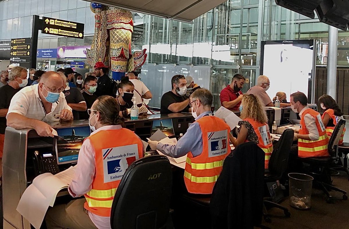 J_Lapouge's tweet photo. Embarquement, le 3 avril, du 1er vol Qatar Airways affrété par la 🇫🇷 pour le retour des Français de Thaïlande. Superbe coopération des équipes de QA. Un nouveau vol ce soir 4 avril à 23:30, ouvert aux Européens. Il reste des places, tentez votre chance à l’aéroport. https://t.co/HoUFNl0Oma