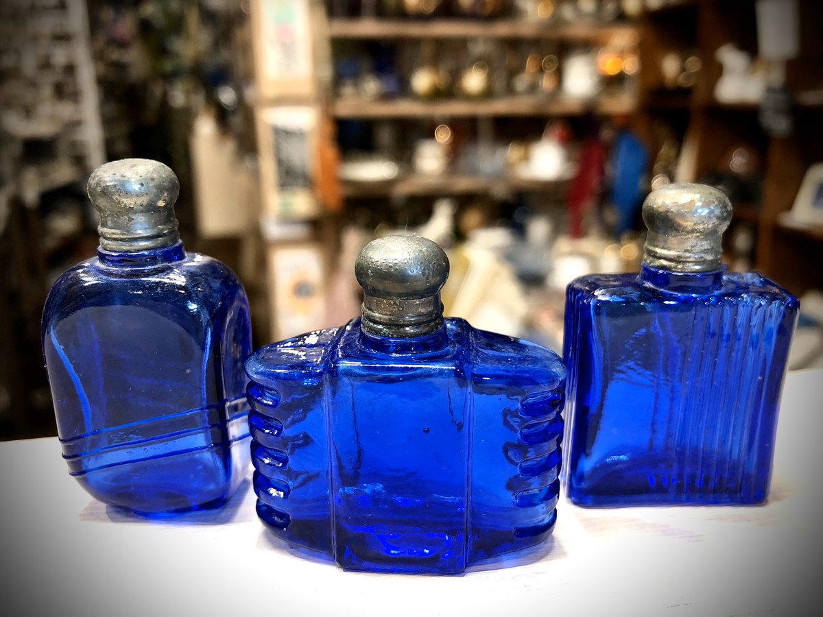 K Endo Pa Twitter 綺麗な青硝子の 古い香水瓶