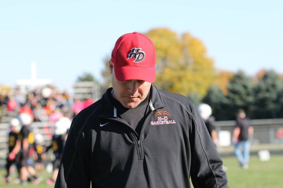 brianmil23's tweet photo. Nominate by @DanAalbers2. Once nominated you have 24 hrs to respond or donate $20 to local charity. Post a pic of yourself coaching and nominate 4 others. I nominate @BOOOOOMDaddy @LoganChipp @patrickhansen44 https://t.co/HP9KJFIl60