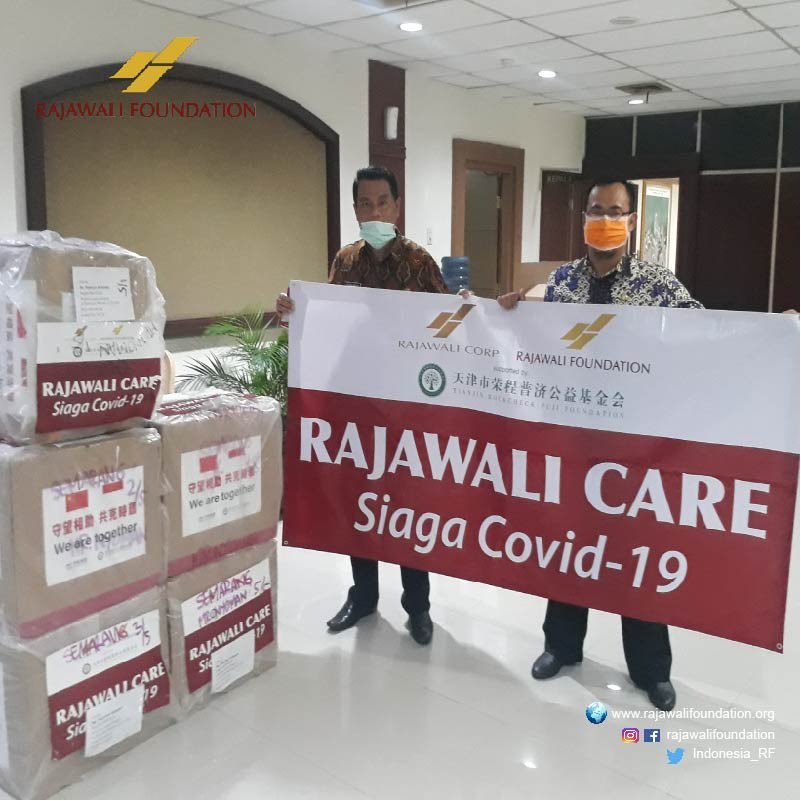 Indonesia_RF's tweet photo. Kepala Bappeda Provinsi Jawa Tengah @provjateng, Pak Prasetyo Ariwibowo menerima langsung bantuan masker dari Rajawali Corpora melalui Rajawali Foundation didukung oleh Tianjin RockCheck Puji Foundation. #Rajawalicare #rajawalicorpora #rajawalifoundation #rajawalisiagacovid19 https://t.co/C7Zpd6ZiUR
