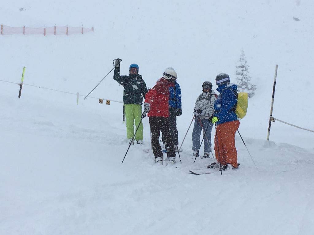 hmcami's tweet photo. A year ago I was enjoying fresh dump of snow in the beautiful @WengenSwiss didnβt get there this year π’ but happy memories and something to look forward to!!! #inlovewithswitzerland #wengen #oakhall @OakHall https://t.co/nNMLSVgfa1