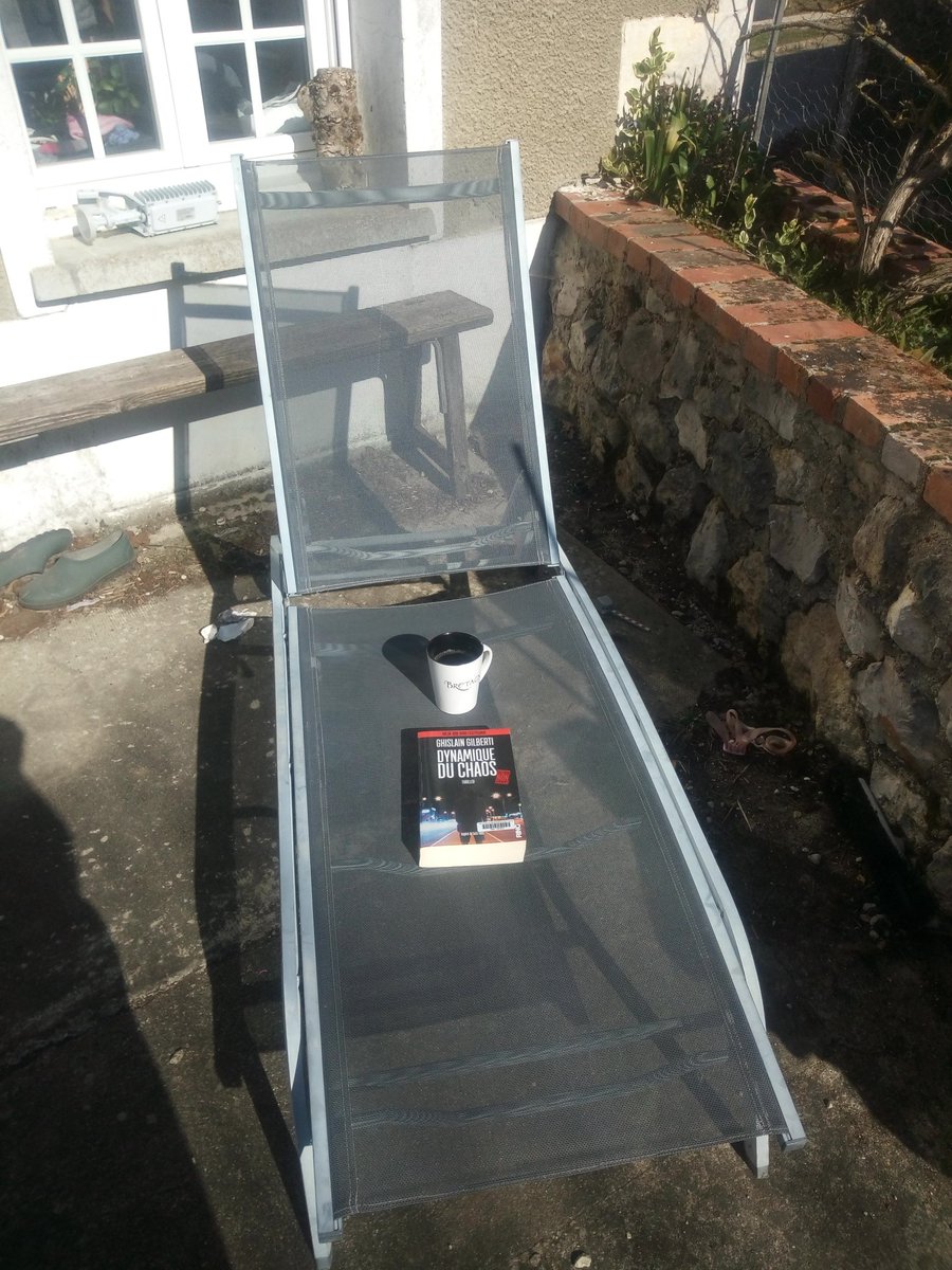FlochCedric's tweet photo. Un bon polar un petit café bien noir du soleil que demander de plus @QuaisPolar https://t.co/EwAtciRfh9