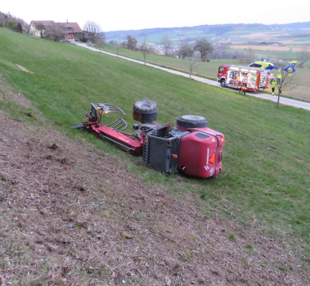 Telebasel's tweet photo. Am Freitagabend kam in #Freienwil ein landwirtschaftliches #Fahrzeug von der #Fahrbahn ab. Der #Lenker verstarb noch am Unfallort.
https://t.co/ZpBqCYoaqL
#TBNews https://t.co/joT1bd5wSK