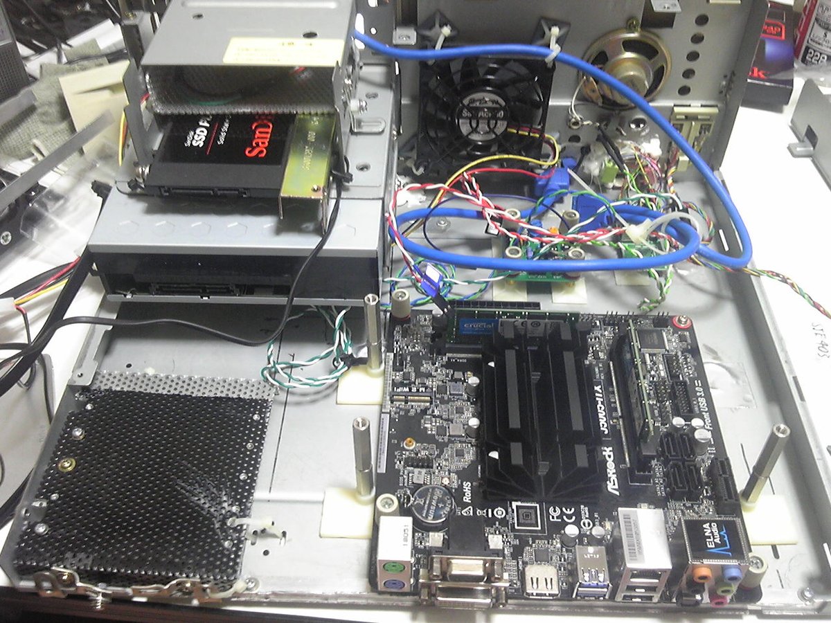 win88_xp's tweet photo. マザーボードの搭載状況。J5005-ITXはQ1900-ITXの頃とは基板上のレイアウトが変わってヒートシンクが縦置きになったためCPUファンの位置がずれてしまいましたが問題なく使えています。 #変態PC博覧会2020 #ASRock #Transcend #Sandisk #LianLi #Pioneer #Toshiba #Nipron #intel #Crucial #NEC https://t.co/0HJcrcL9YN