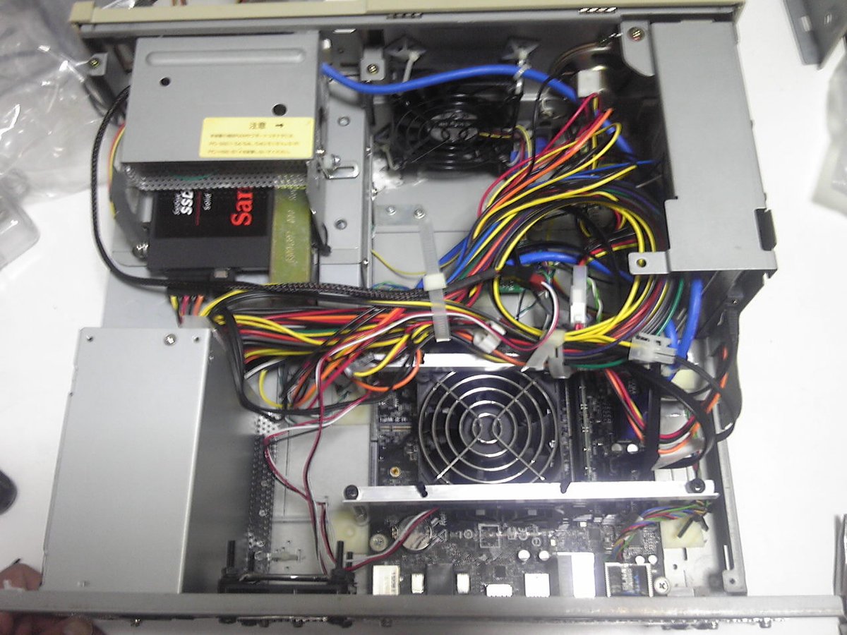 win88_xp's tweet photo. マザーボードの搭載状況。J5005-ITXはQ1900-ITXの頃とは基板上のレイアウトが変わってヒートシンクが縦置きになったためCPUファンの位置がずれてしまいましたが問題なく使えています。 #変態PC博覧会2020 #ASRock #Transcend #Sandisk #LianLi #Pioneer #Toshiba #Nipron #intel #Crucial #NEC https://t.co/0HJcrcL9YN