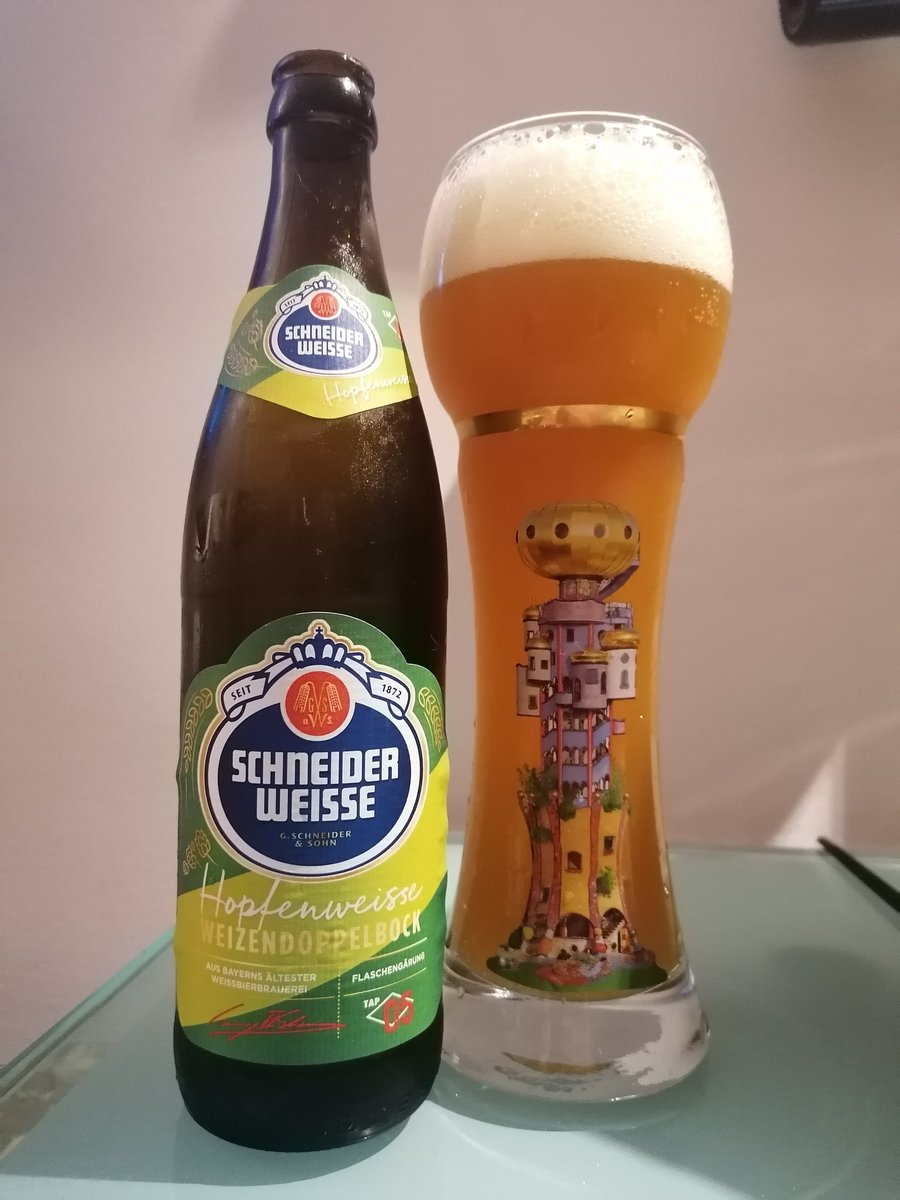 Una de Trigo alemana de cuello largo. Lúpulo y alcohol la definen. Prost Pirris #schneider #weizen #bier #melabebo #madrid #YoMeQuedoEnCasa #bar #malasaña