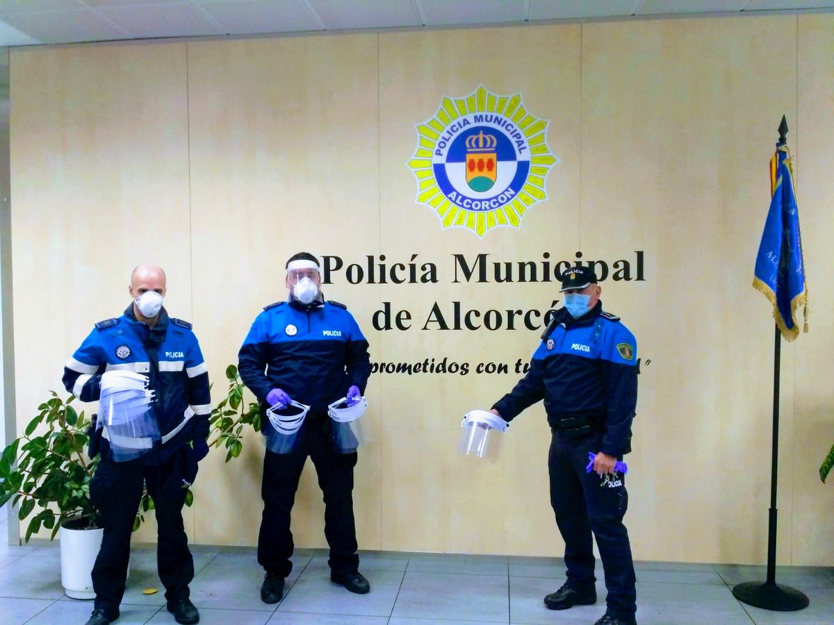 PoliciaAlcorcon's tweet photo. Vecinos y empresarios de El Cuervo #Sevilla estan fabricando pantallas protectoras que donan en diferentes puntos de España. GRACIAS por vuestra solidaridad.👏🏼 https://t.co/eii2xpDlpA