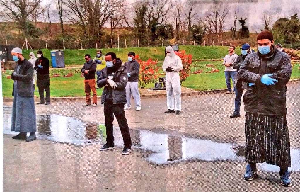 Pemakaman Mohamed Abdulwahab, 13 tahun, pasien termuda yang meninggal akibat Coronavirus  di UK, menaati peraturan ketat. Keluarga tidak hadir di TPI London karena 2 saudara ada gejala Covid-19 juga. Hanya bisa nonton online.
Thank you <a href="/dailytelegraph/">The Daily Telegraph</a> for these poignant photos.