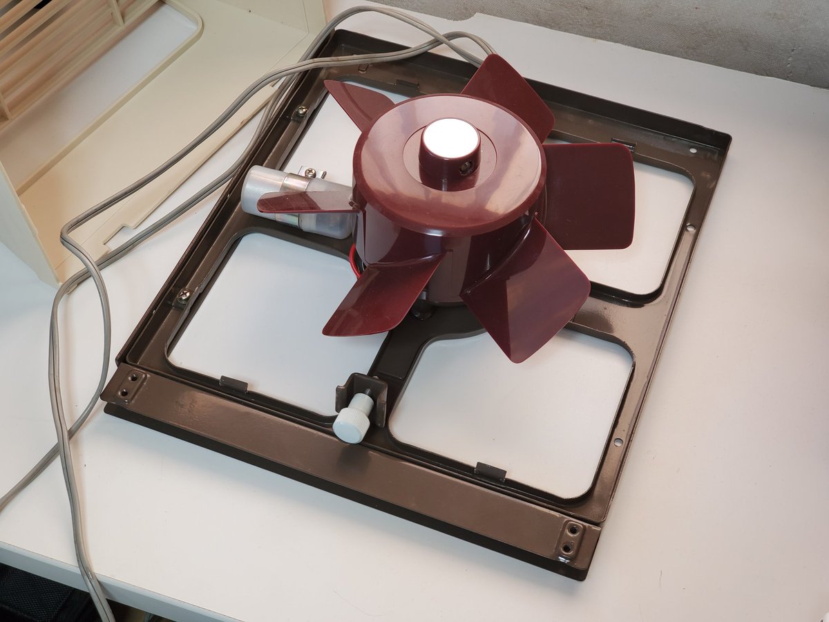 ナショナル換気扇 FV-20WBY 60年代後半頃の物と思われる窓用機。 羽根