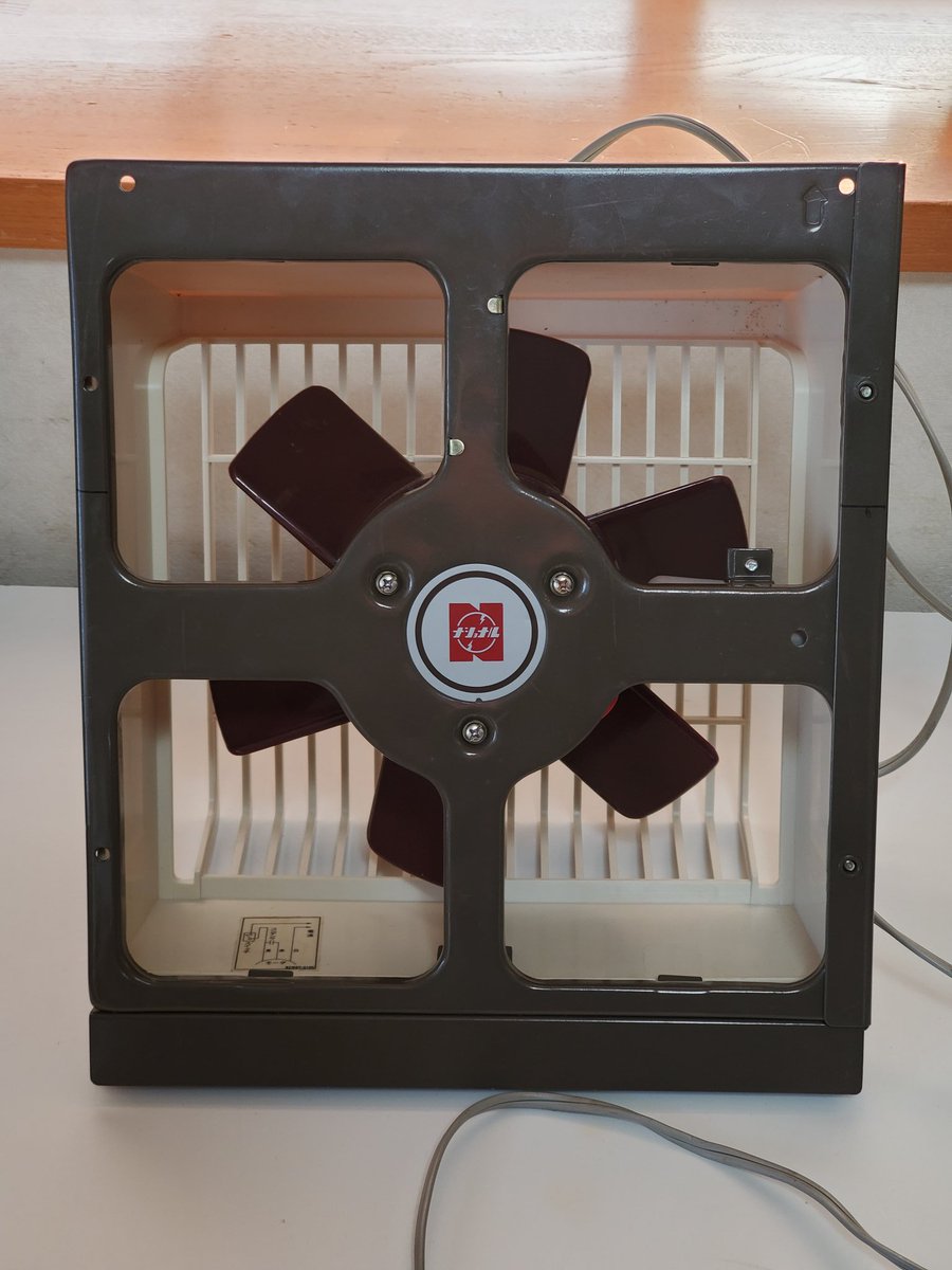 ナショナル換気扇 FV-20WBY 60年代後半頃の物と思われる窓用機。 羽根