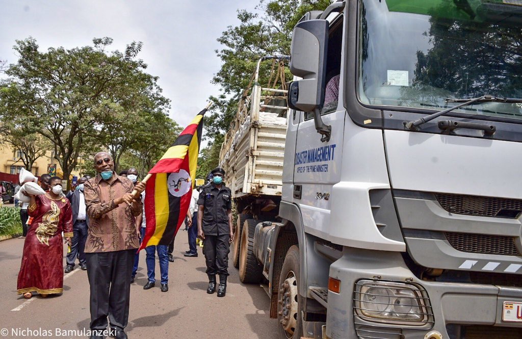 JaneRuth_Aceng's tweet photo. This morning, the Prime Minister Rt. Hon. @RuhakanaR flagged off the relief food distribution drive to vulnerable people of Kampala and Wakiso following the lockdown and COVID-19 outbreak in #Uganda. #STAYSAFEUG
Thank you @bamulanzeki for the lovely pictures. https://t.co/gjIXFw2Apx