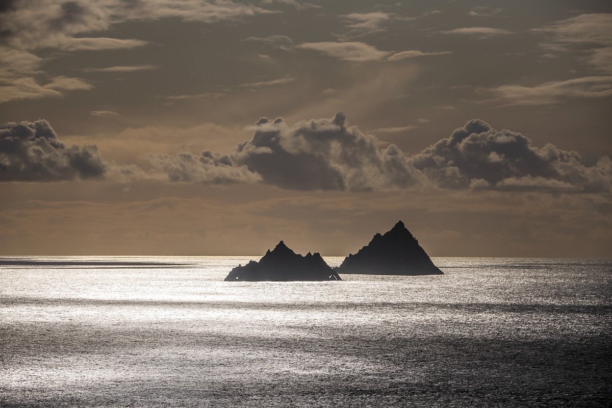 patsylynch's tweet photo. The Skelligs taken a few months ago. Let it be a ray of hope and inspiration during these unprecedented times @WAWHour @wildatlanticway @SkelligSix18 @todayInIreland @donalcronin @Evanis VMWeather. @deric_tv https://t.co/BG7olqc9rx