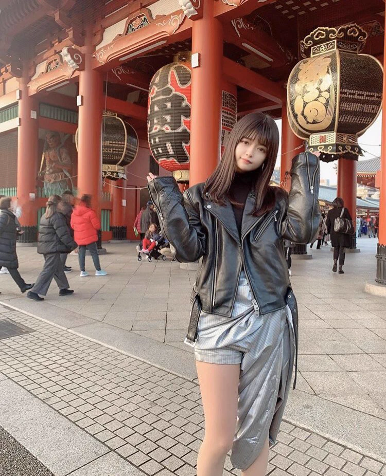 まずちゃんと服を着て欲しいｗｗ景井ひなさんのTikTokが服を着てても着てないように見えるｗｗ