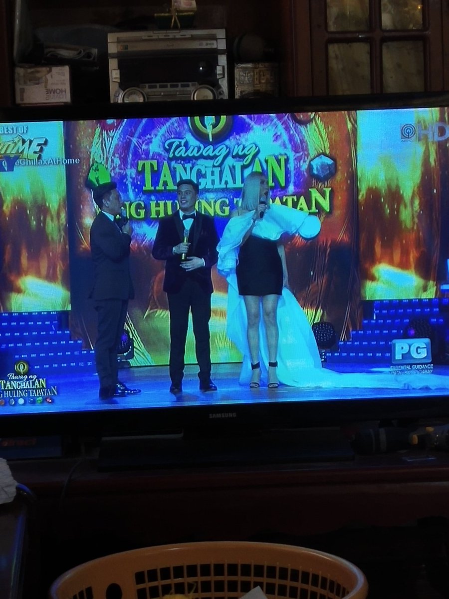 tyrameloves's tweet photo. D mo mag kuan kay nag tan aw japon ko showtime 🤣😘😘 lablab meme @vicegandako didto rko na trigger sa imong post mn gud 😏😏😂 https://t.co/3i61rtI2XE