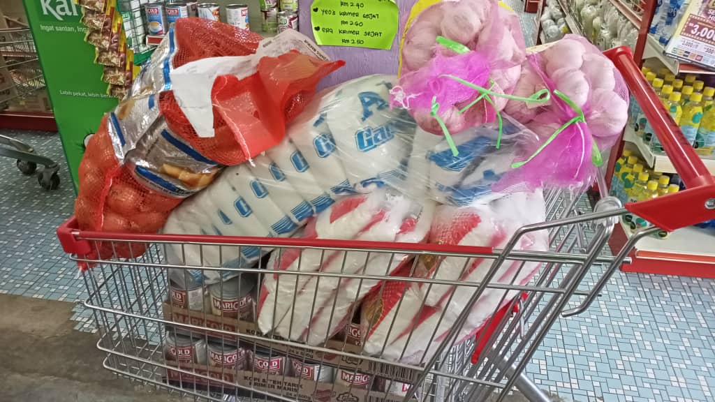   #MisiBantuOAUpdates:  https://bit.ly/MB-OA&quo... PAHANG (Kampung Bantal Serau)TEAM: Jefri and teamTeam on ground has already purchased food items for Kg.Bantal Serau from local suppliers in Sg Koyan.Total money spent RM 2100.