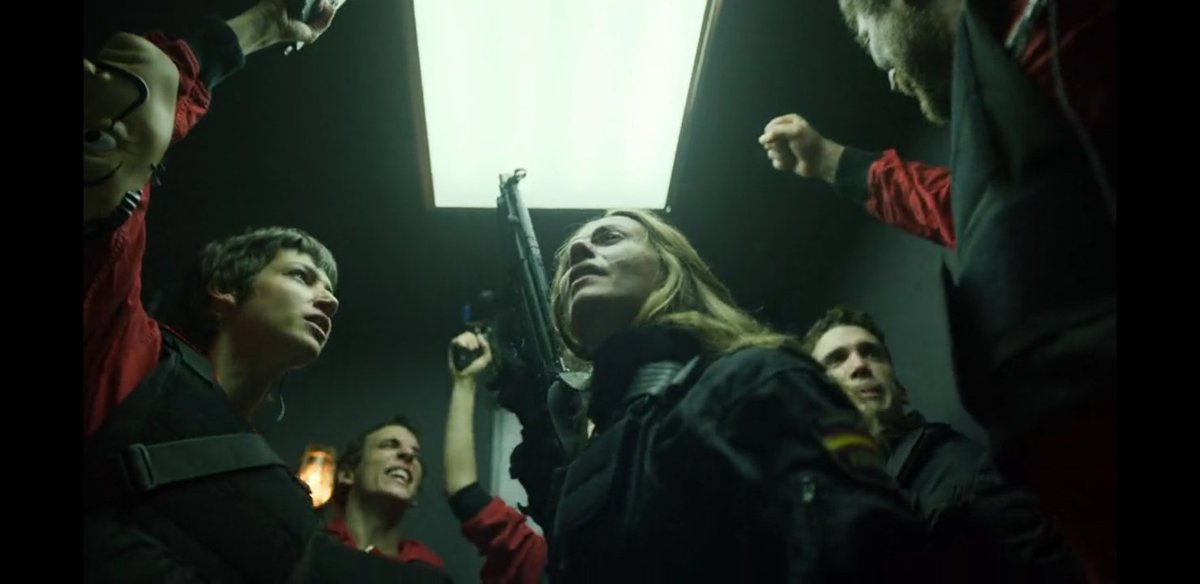 DPouha's tweet photo. Agr pela #Nairobi vcs vao la e estoura a cabeça do Gandias, da gravida maldita e do Arturo !!! #LaCasaDePapel https://t.co/Je0o7RZi8U