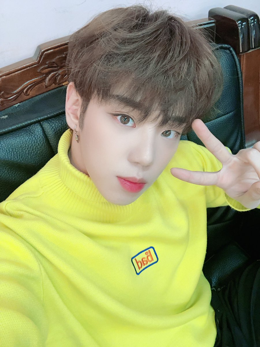 official_ACE7's tweet photo. [#ACE_PHOTO] 📸

4월의 시작도 #팝스인서울 꽈니랑
함께 해주신 초이들 감사합니다 💓

다음 주는 어떤 내용으로 찾아올지
기대 많이 해주세요 *•̀ᴗ•́*

매주 월~금 오후 3시 30분 / 토요일 오후 1시
본❗️방❗️사❗️수❗️

#ACE #에이스 #KIMBYEONGKWAN
#김병관 #POPSINSEOUL #arirangTV https://t.co/LEq5PaxxVH
