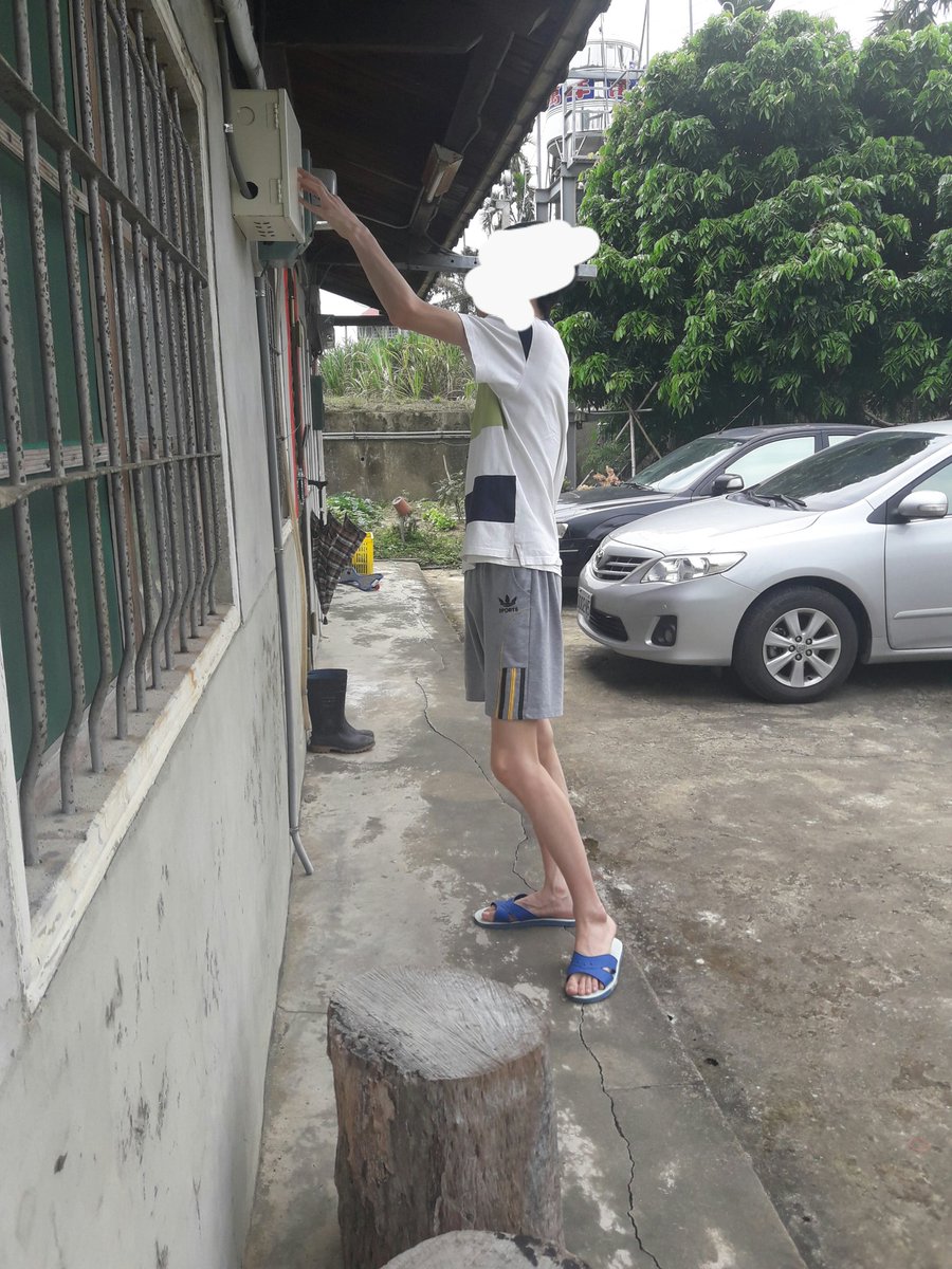fengnight0's tweet photo. 趁著連假我哥回來，偷偷拍了幾張他的照片。

嘿嘿，我哥也很瘦吧。 https://t.co/rZuLBm9bUy