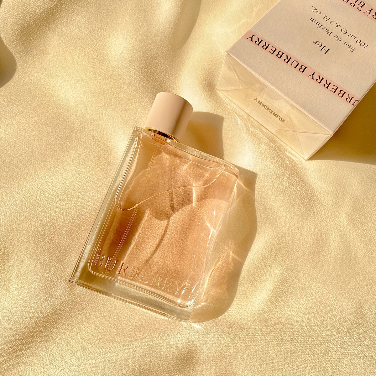 lolizzq's tweet photo. หอมแบบหอมมากกกกก!!! Burberry her 🧴🩰 คนป้ายยาเยอะมาก แล้วมันก็หอมจริงๆ ติดทนจริงๆข้ามวัน ข้ามคืน ชอบม๊าก กลิ่นไม่หวานเลี่ยนละมุนๆ หอมทั้งวันเลยอะ ออกกำลังกายตอนเย็นยังอยู่ชอบตรงที่ติดทนเว่อมาก #ไว้รีวิวห้ามขายของโว้ยย https://t.co/WmnO4C6Au1