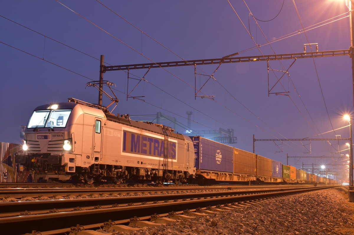 Už několikátá jízda na Vectronu a zatím paráda. Už i na absenci bočního okénka hned vedle strojvedoucího jsem si zvykl... jen je stanoviště větší a přitom méně místa u pomocníka, si člověk nemůže ani vybalit všemožné věci a trochu se zabydlet 🙄