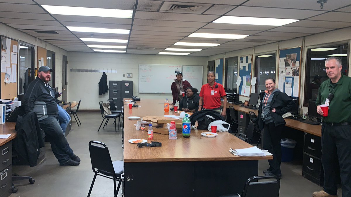 Thanks <a href="/ranastasiaUPS/">Robert Anastasia</a> For buying us some delicious pizza 😋 &amp; Also practicing Social Distancing. #keystomysafety #Upsairhub #wellness <a href="/RobertCapone17/">Robert Capone</a> <a href="/EricLinderUPS/">Eric Linder</a> <a href="/chelsii_rb/">ChelsiiRB</a> <a href="/enchantress0305/">Jasmine</a>