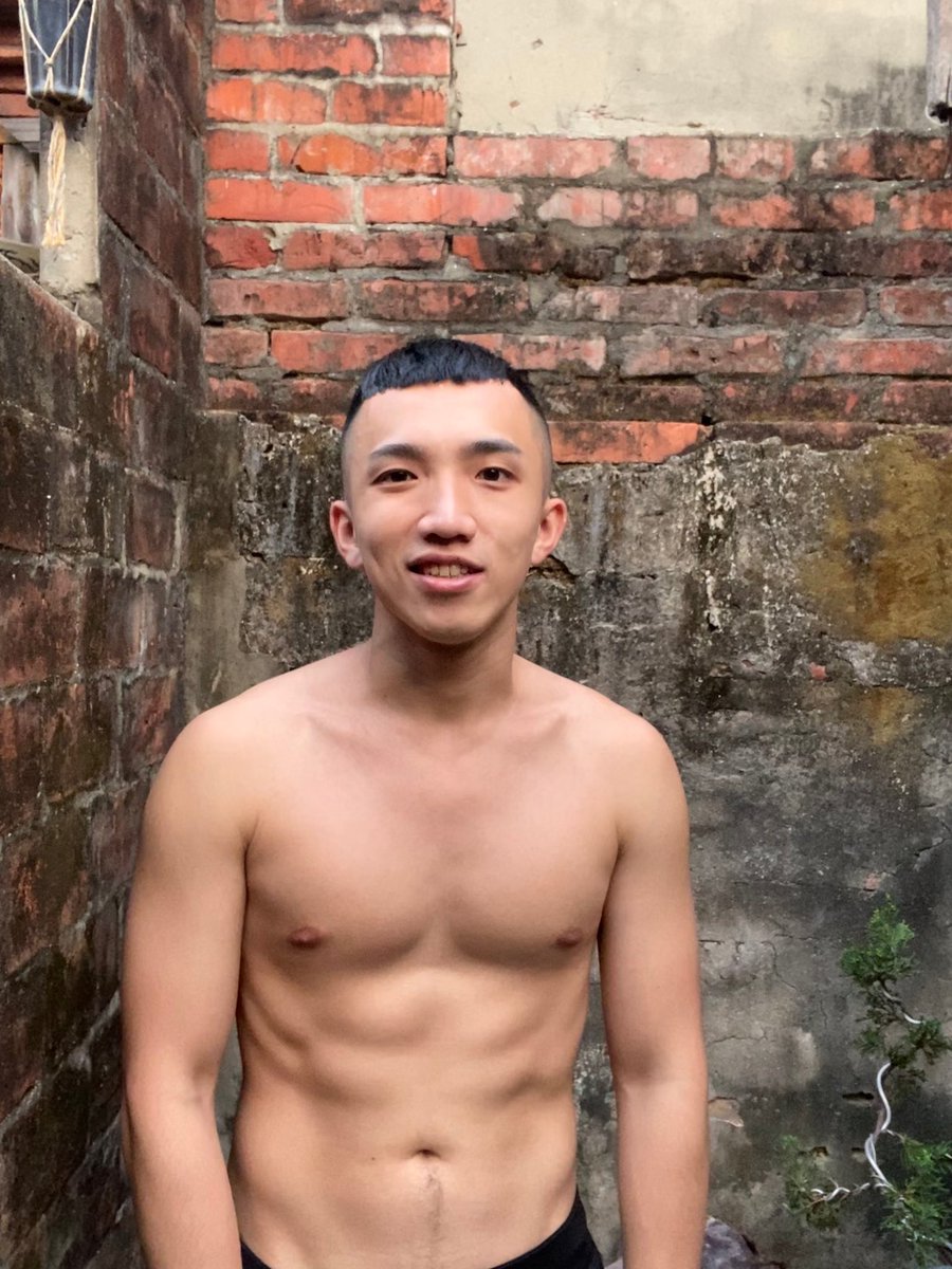 joseph08312's tweet photo. 國華街旁的舊巷，外面觀光客人超多，越刺激脫衣服就越開心哈哈哈。 https://t.co/YXseDyV5Ns