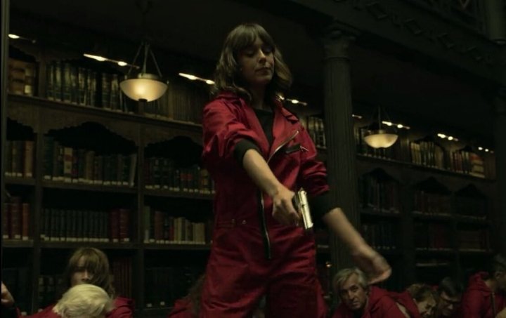 Aliathna's tweet photo. El disparo más satisfactorio de la  serie. 
#LaCasaDePapel4 https://t.co/cqePeitMiT