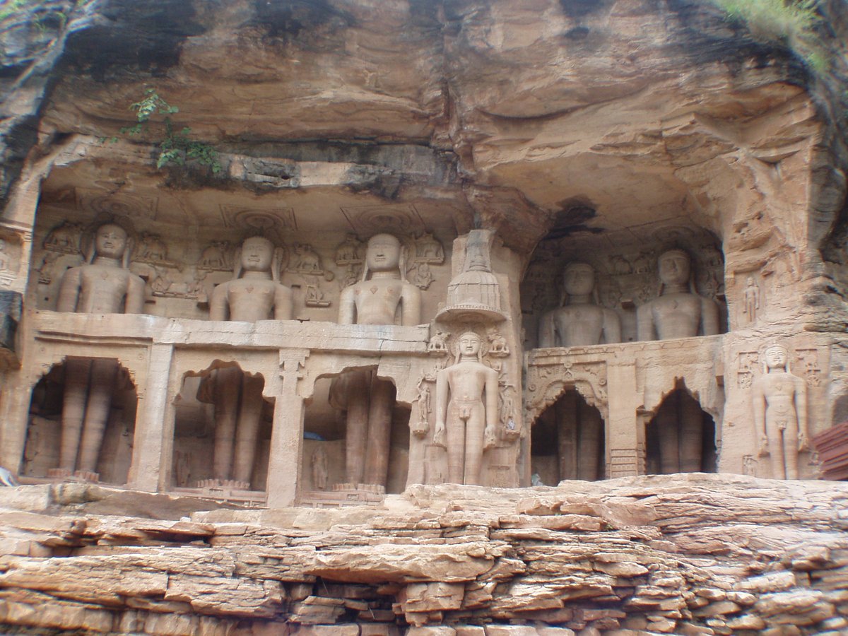 Siddhachal Caves are rock-cut monuments depicting all 24 #Jain Tirthankaras. It dates back to the 07th Century.
