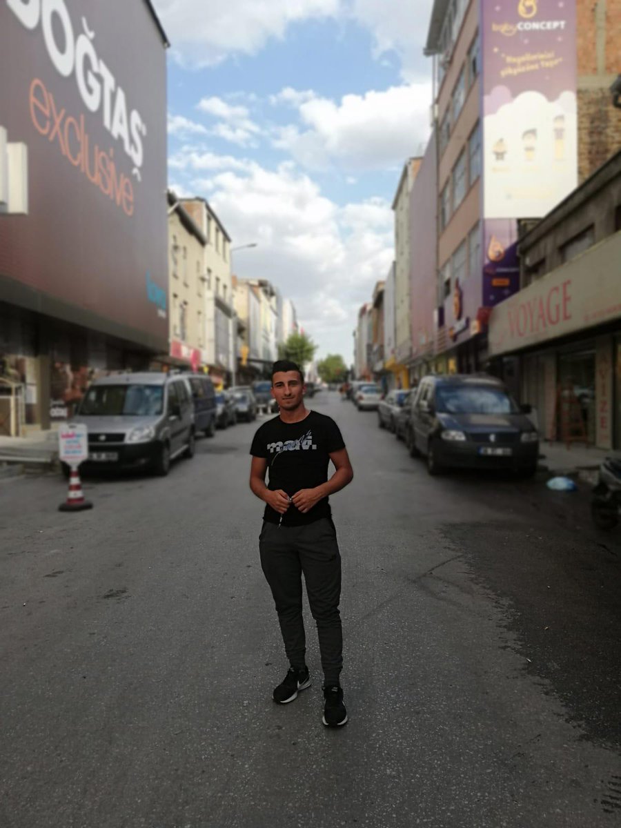 TalhaHarun3807's tweet photo. Biz her dakika sokakta değiliz ha abilere selam gezmelerine devam😂 #EvdeKalTurkiye #SokagaCikmaYasagi https://t.co/4yfi5BhQeQ