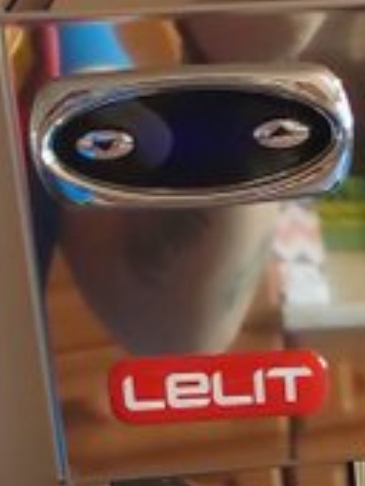 Tulokhun's tweet photo. @VKrisz86 Innen úgy néz ki mint a lány robot a Wall-E rajzfilmből. #cannotunseen https://t.co/YpfcgLZ4Ay