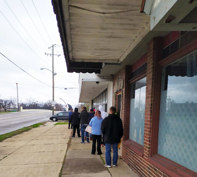 shehbaz2020's tweet photo. Patients with medical needs line up in front of a medical center on Monore St. Amid lock-down, patients waited for their turn and followed social distancing, on April 1st, 2020 (UToledpj/Shehbazkhan)
#featurephotography #enterprise @intro2pj #SocialDistance #lockdown📸Shehbazkhan https://t.co/1WJuKtICUo