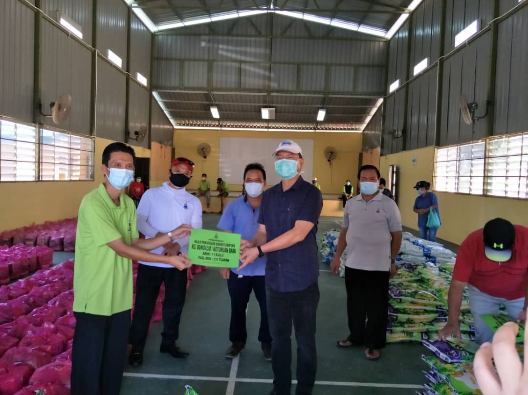 KhidmatP's tweet photo. YB DSP @madiustangau menagihkan bantuan makanan kepada penduduk Mukim Pantai bertempat di Dewan Masyarakat Kg Bungaliou/Kg Kotunuan Baru,Kiulu.
@jameskimin7391
@JoisinRomut @GeorgeTeo17 @CJauti
#FIGHTCOVID19
#STAYATHOME
#SKUADPRIHATIN
#TUARANMP https://t.co/Smthbt9qbl