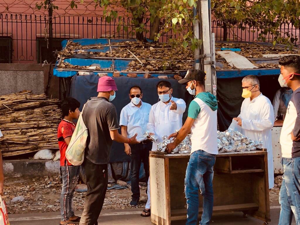 ArtofLiving's tweet photo. Food packets have been distributed to over 2.14 lakh migrant workers in Delhi NCR. The food was prepared by the @ArtofLiving volunteers adhering to hygiene &amp; social distancing norms. The distribution happened in close coordination with @DelhiPolice, NDRF &amp; other NGO partners. https://t.co/0EveWK4hsI
