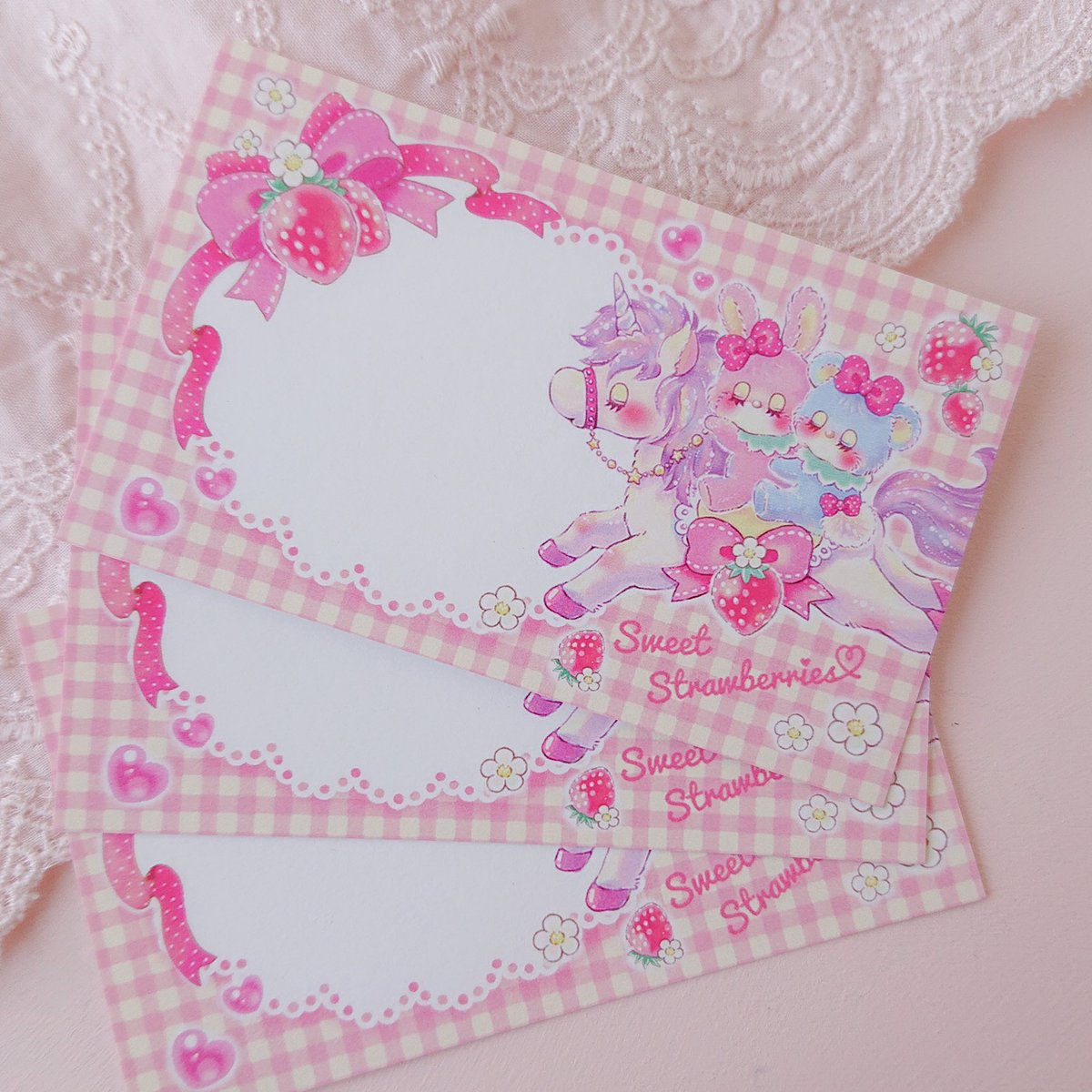 O Xrhsths ぬぬるす 3 28 21 00 Sto Twitter 4 6 21 00 入荷 Sakura こちらはメモ帳でも大人気だった苺ユニコーン柄のメッセージカード ギンガムチェックやリボン レースなど 可愛い が沢山詰まったイラストで誰かにあげたくなっちゃいますね