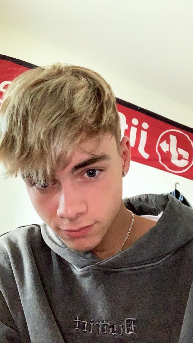 corbyn besson selfies — a thread  @corbynbesson