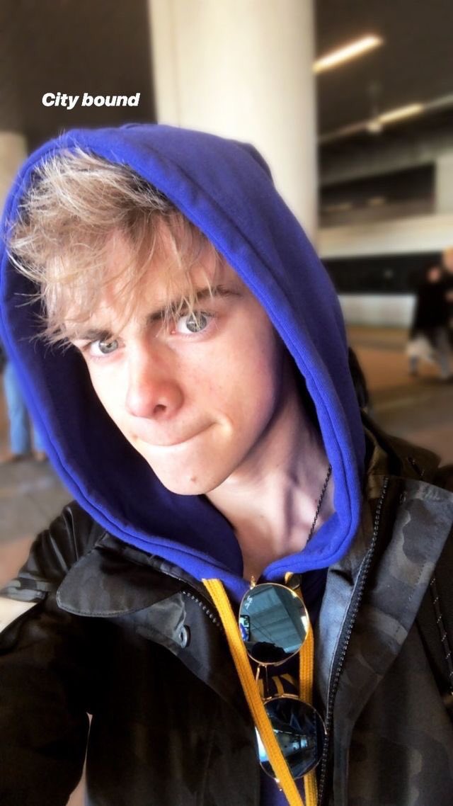 corbyn besson selfies — a thread  @corbynbesson