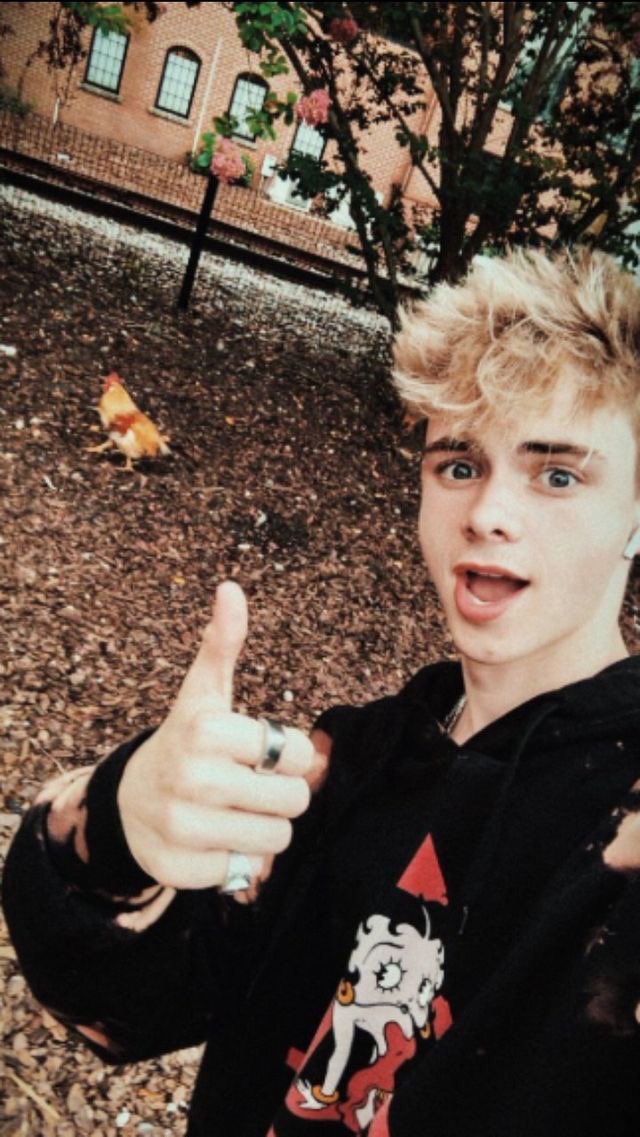 corbyn besson selfies — a thread  @corbynbesson