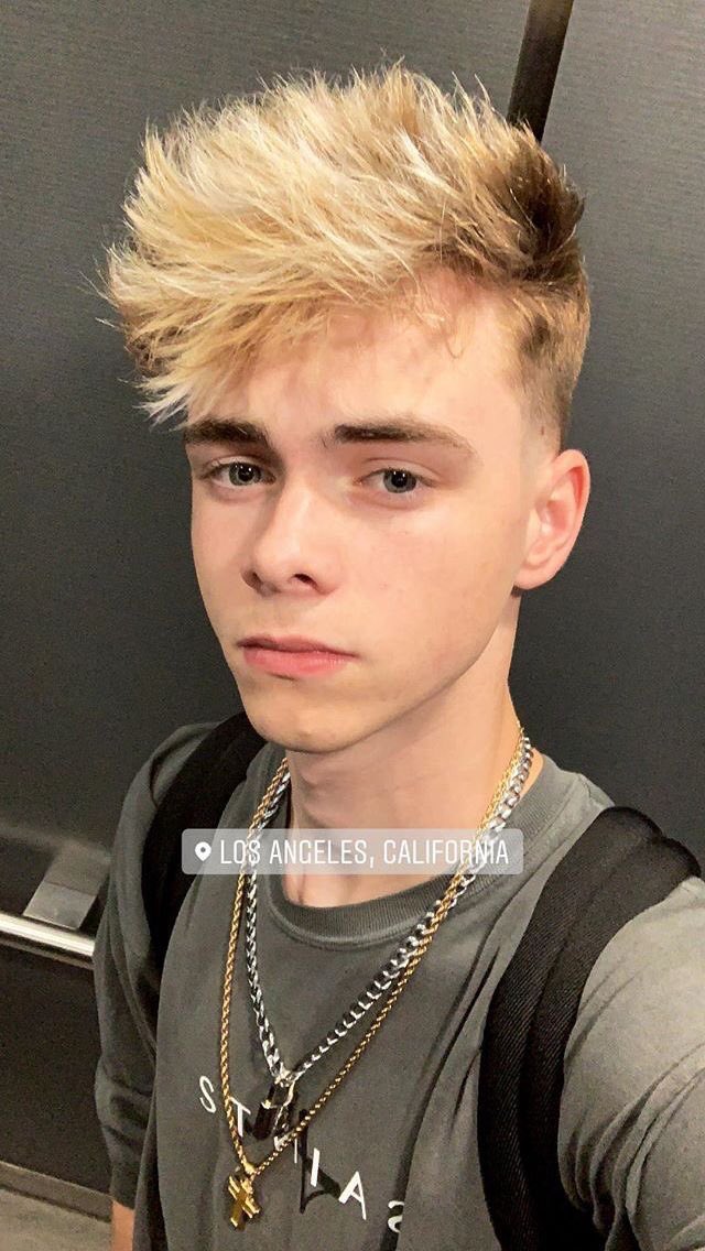 corbyn besson selfies — a thread  @corbynbesson