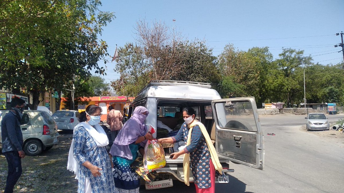 AICCTUhq's tweet image. भाकपा - माले केंद्रीय कमिटी सदस्य और एपवा राज्य सचिव कामरेड सुधा चौधरी और ऐपवा नेत्री कामरेड फरदजी उदयपुर मे राशन वितरण करते हुए । @cpimlliberation 

#coronaupdatesindia #CoronaLockdown #HelpStrandedWorkers