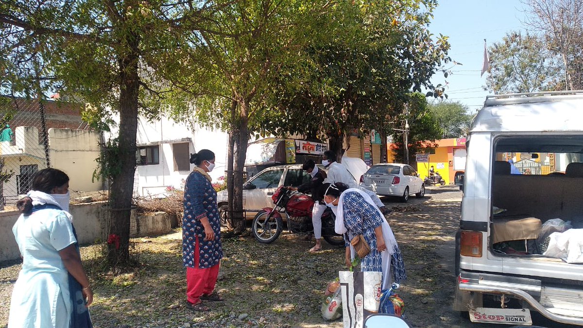 AICCTUhq's tweet image. भाकपा - माले केंद्रीय कमिटी सदस्य और एपवा राज्य सचिव कामरेड सुधा चौधरी और ऐपवा नेत्री कामरेड फरदजी उदयपुर मे राशन वितरण करते हुए । @cpimlliberation 

#coronaupdatesindia #CoronaLockdown #HelpStrandedWorkers