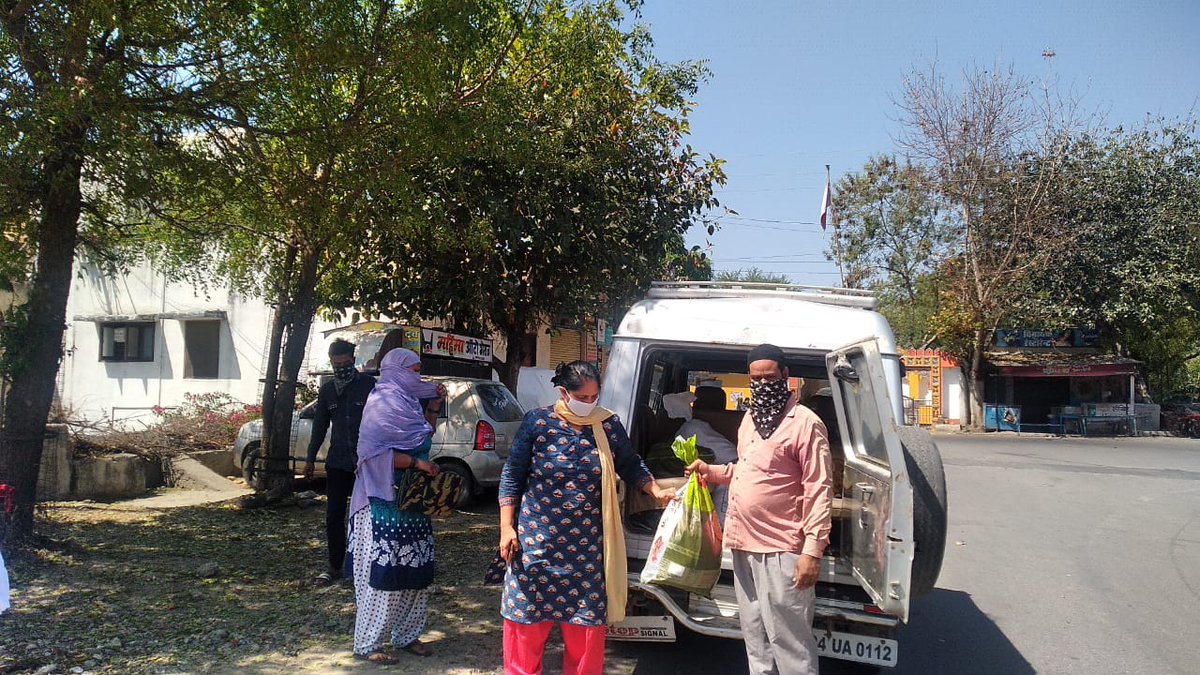 AICCTUhq's tweet image. भाकपा - माले केंद्रीय कमिटी सदस्य और एपवा राज्य सचिव कामरेड सुधा चौधरी और ऐपवा नेत्री कामरेड फरदजी उदयपुर मे राशन वितरण करते हुए । @cpimlliberation 

#coronaupdatesindia #CoronaLockdown #HelpStrandedWorkers