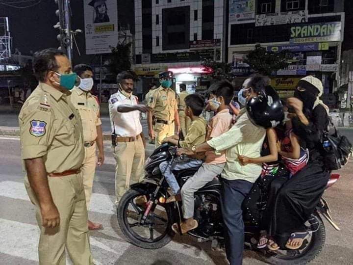 jkmultiplus's tweet photo. கூட்டம் கூடுவது சட்டவிரோதமானது.: அரசு

 சிறுபாண்மையினரான எங்களுக்கு அது பொருந்தாது.....
கவர்மென்டாவது மயிராவது...... https://t.co/Bg18vgWKLA