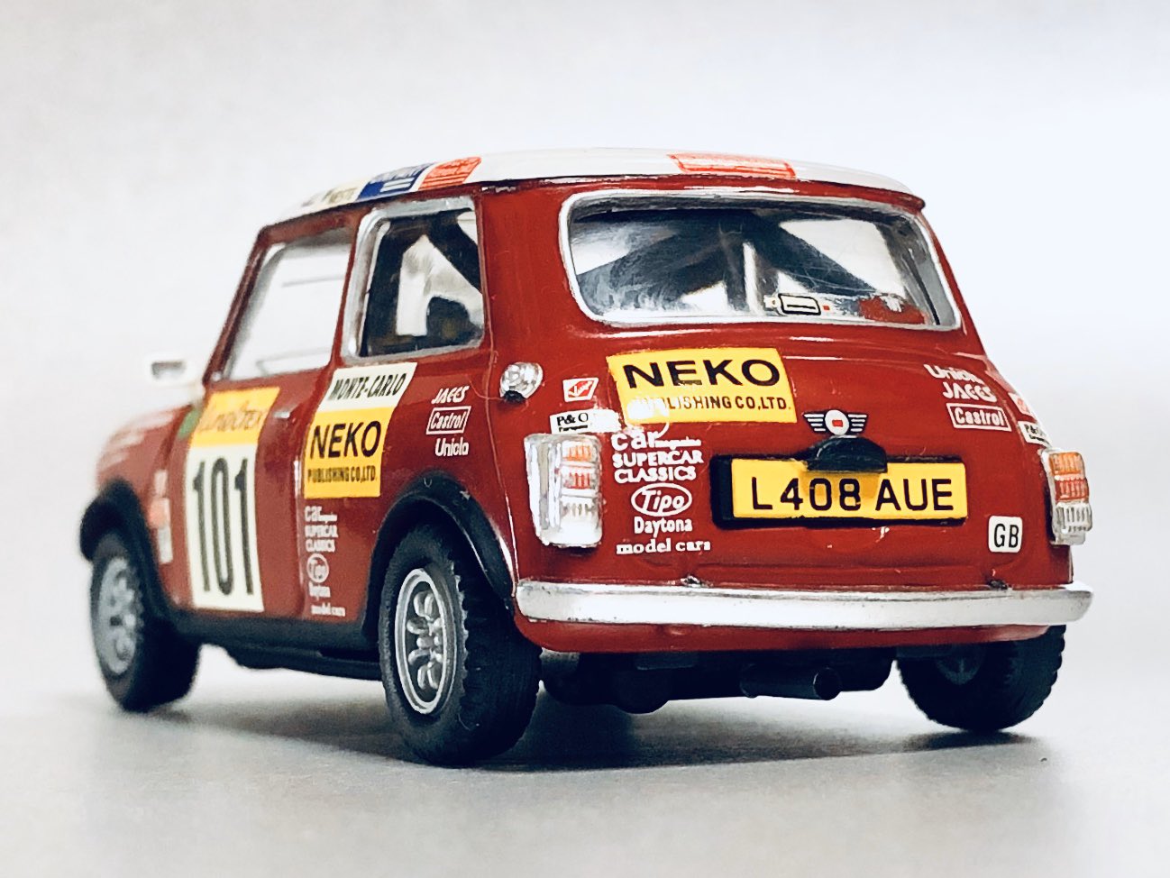 フォンティエ Neko Rover Mini 1994年のモンテカルロラリー出場車 ドライバーはティモ マキネン トミではなくティモ 65年にはミニでモンテカルロを制した人ですが この時点で56歳 日本のネコパブがスポンサーとなりミニのモンテ優勝30周年お祝い